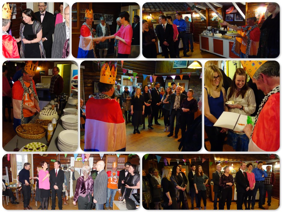 ´De koning ontvangt zijn gasten en heet ze welkom. Trots laat hij ze  zijn geschenken (taarten) zien.` ´Kongen  mottar sine gjester og kalte den velkommen. Stolt vise fram  han dem gaver (kakene).`